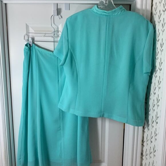 Danny and Nicole size 16 two-piece suit pale blue.  Like new! - Picture 3 of 10